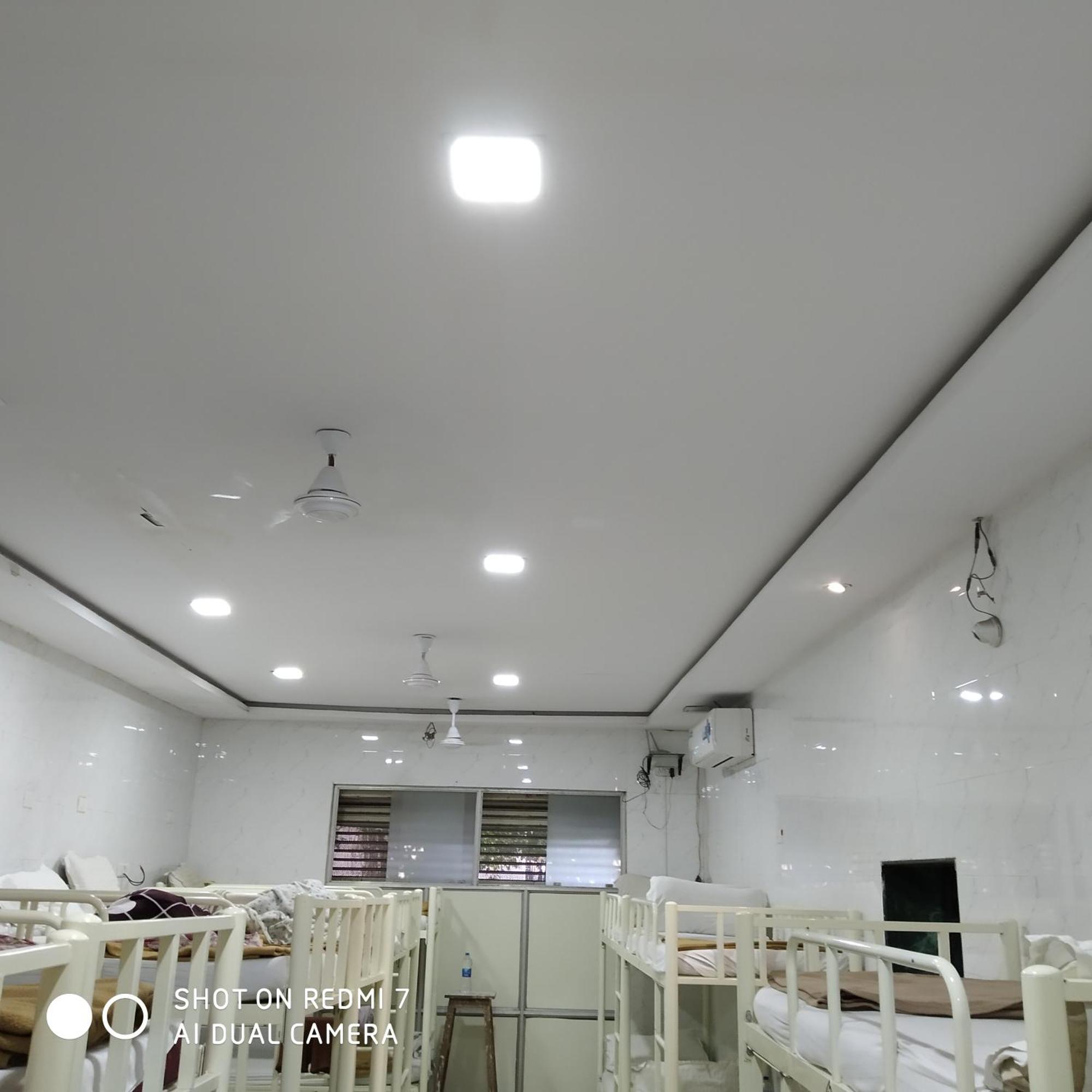 Star Dormitory Мумбай Екстериор снимка